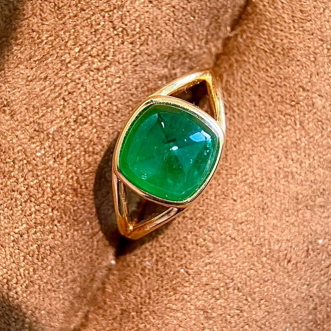 14k Gold 3.72 Ct Vivid Green Natural Emerald Ring: Ref:231116291 // gold content:14k gold // ring size:7. 25us // // main gemstone:emerald // shape:sugar-loaf // carat weight:3. 72ct // color:vivid green // treatment:natural // Condition: New Low Est