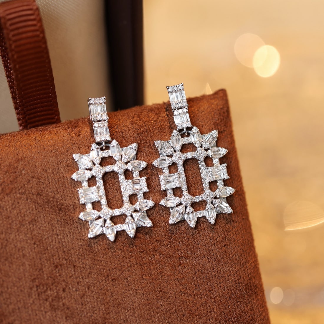 14k Gold 1.09 Ct Natural H Diamond Earrings: Ref:231116306 // gold content:14k gold // main gemstone:diamond // shape:multiple // carat weight:1. 09ct // clarity grade:vs-si // color:h // treatment:natural // Condition: NewLow Estimate: