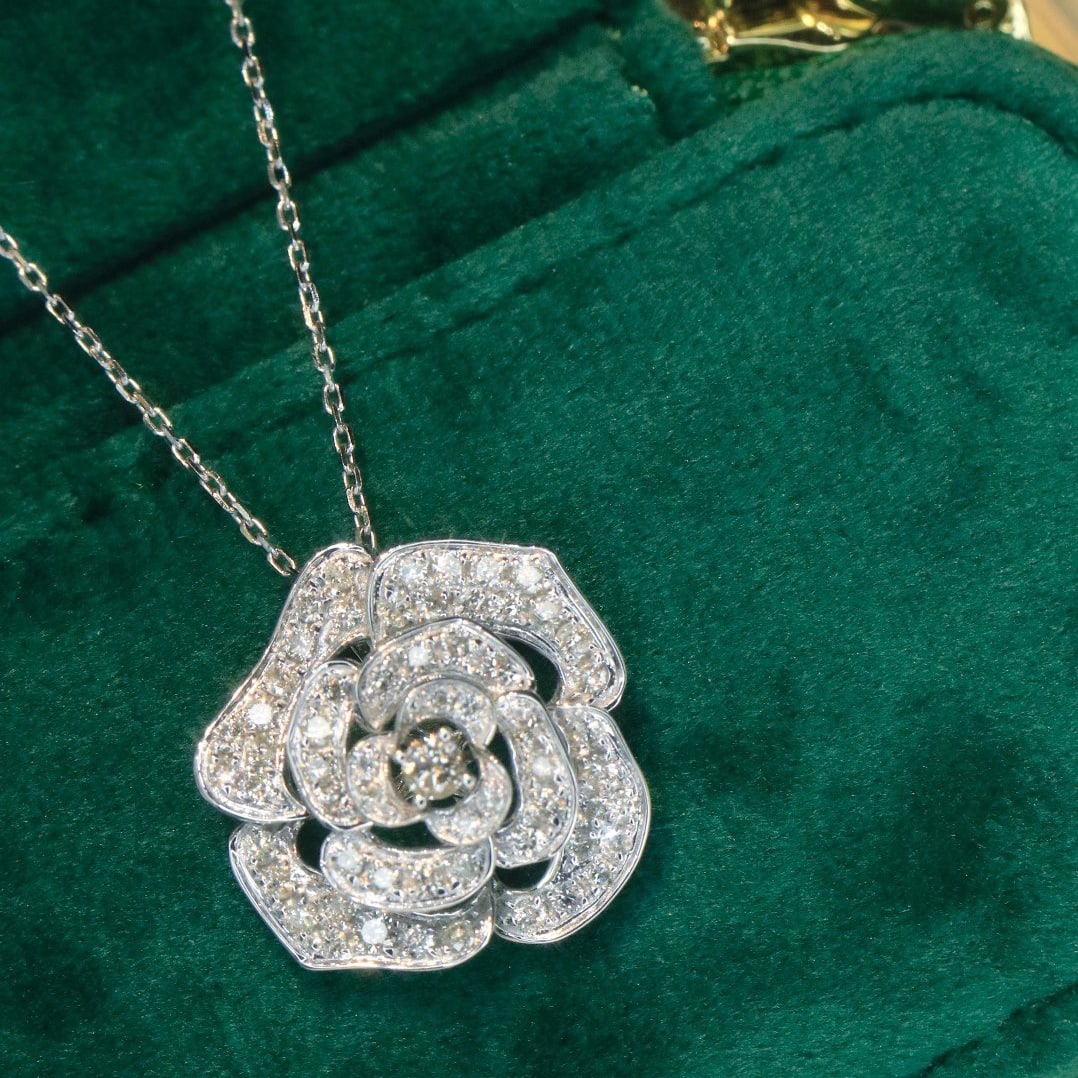 14k Gold 1 Ct Natural H Diamond & Flowers Necklace: Ref:231116325 // gold content:14k gold // main gemstone:diamond // shape:round // carat weight:1ct // clarity grade:vs-si // color:h // treatment:natural // cut grade:g // Condition: NewLow