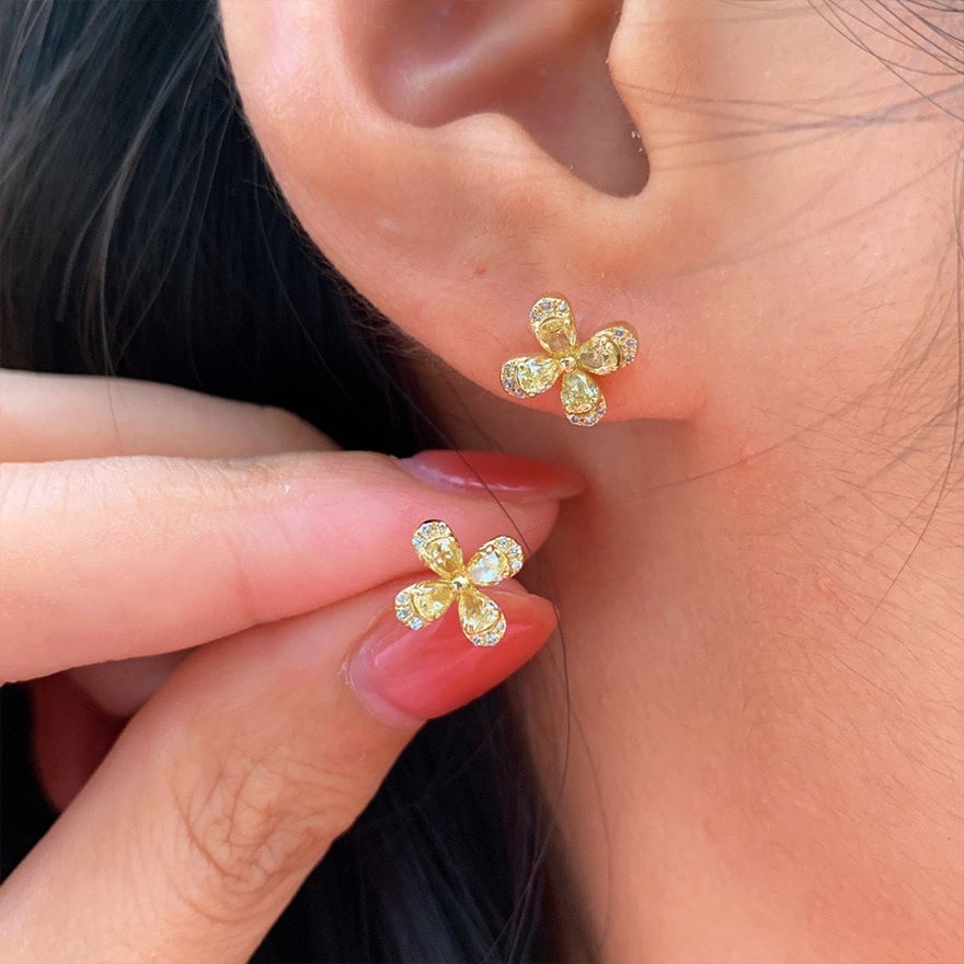 14k Gold 0.8 Ct Natural Color Diamond Earrings - 4