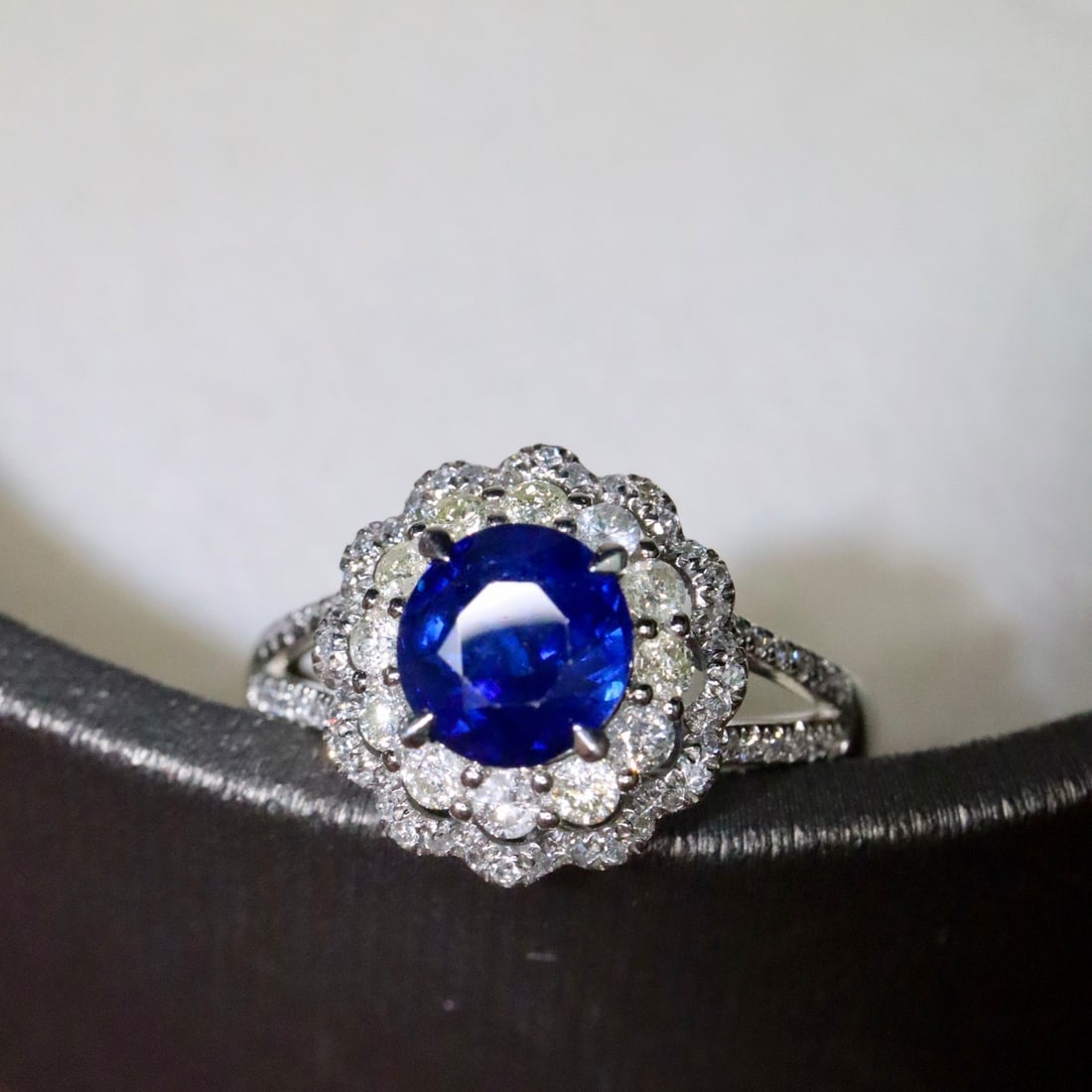 14k Gold 2.20 Ctw Vivid Blue Natural Sapphire & Diamond Ring: Ref:231116379 // gold content:14k gold // ring size:7. 25us // // main gemstone:sapphire // shape:oval // carat weight:1. 6ct // color:vivid blue // treatment:natural // // adjacent gemstone 2 :