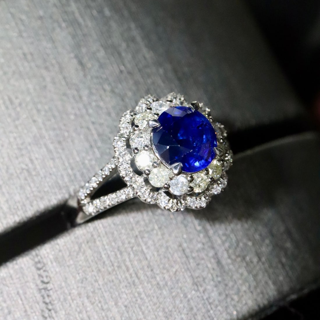 14k Gold 2.20 Ctw Vivid Blue Natural Sapphire & Diamond Ring - 2