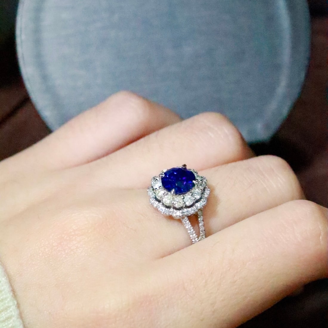 14k Gold 2.20 Ctw Vivid Blue Natural Sapphire & Diamond Ring - 4