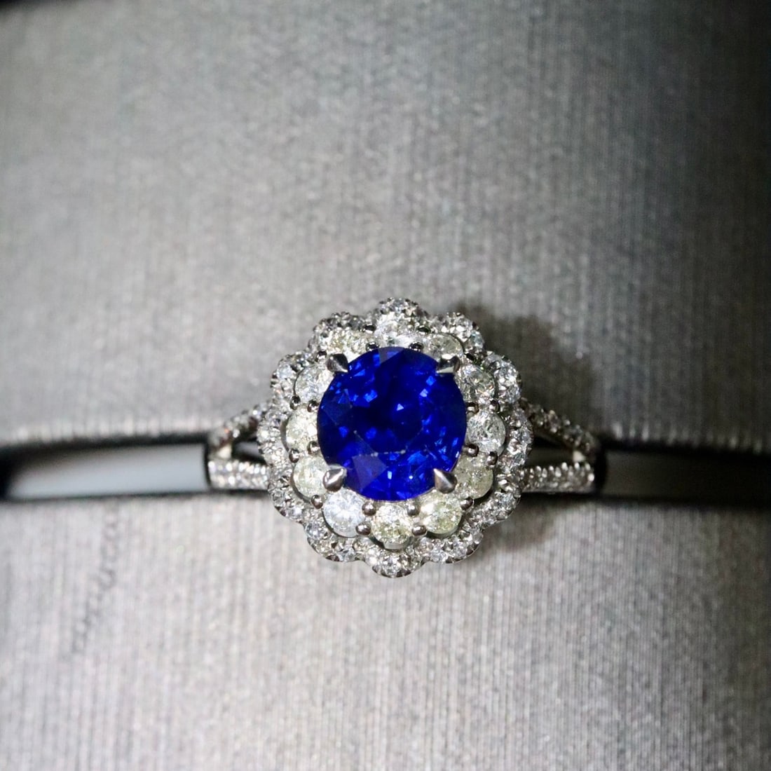 14k Gold 2.20 Ctw Vivid Blue Natural Sapphire & Diamond Ring - 5