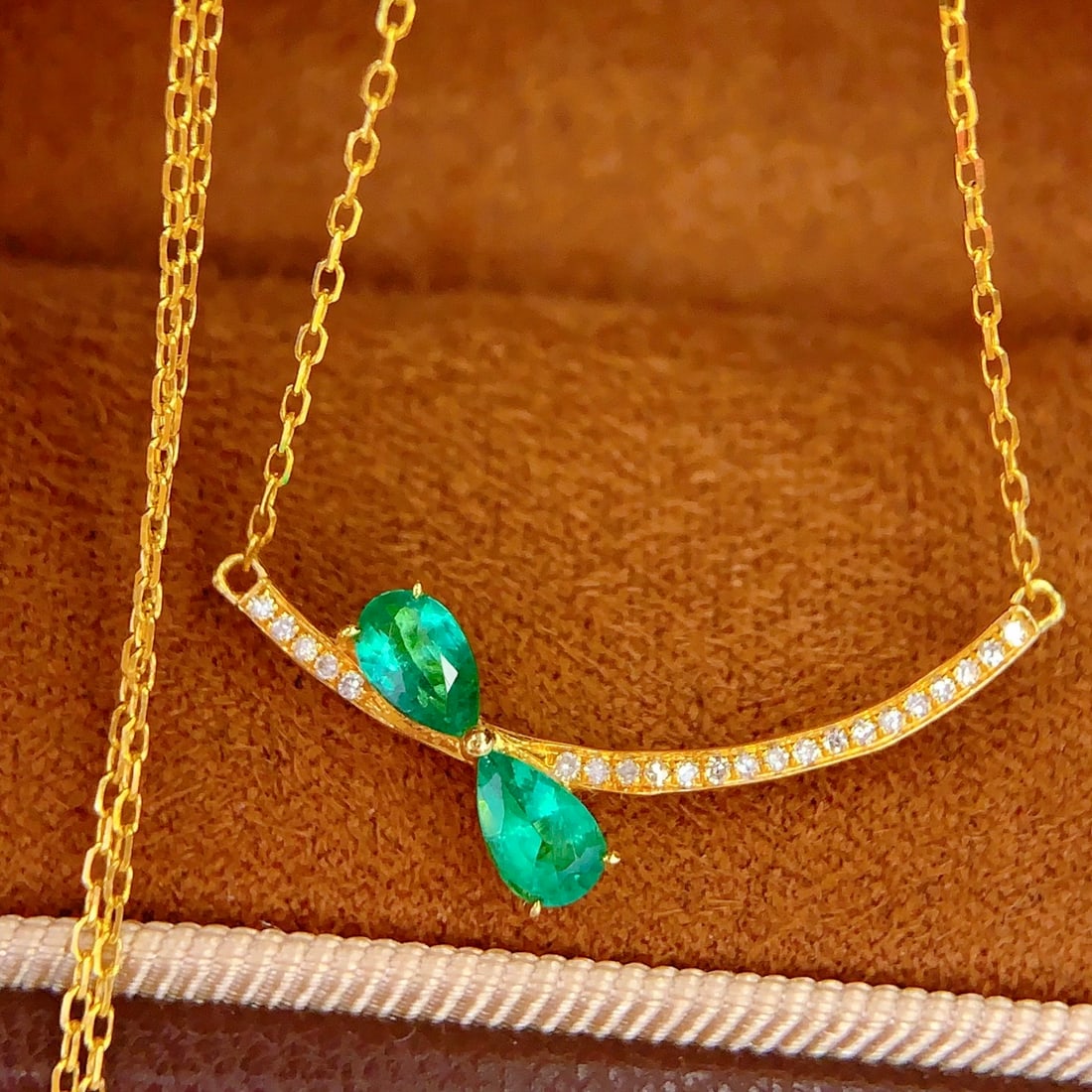 14k Gold 0.7 Ct Vivid Green Natural Emerald & Diamond Necklace - 4