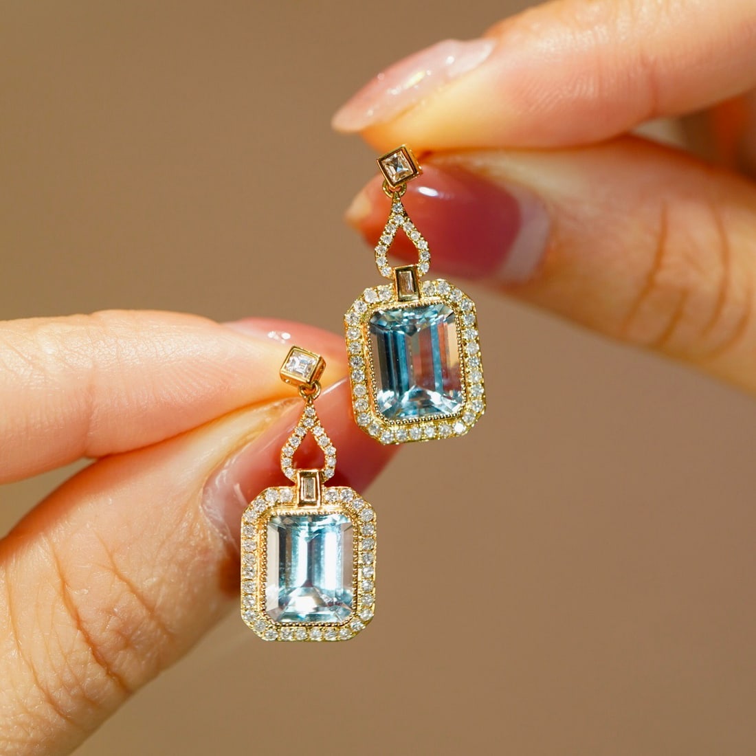 14k Gold 5 Ct Natural Aquamarine & Diamond Earrings: Ref:231116399 // gold content:14k gold // main gemstone:aquamarine // shape:octagonal // carat weight:5ct // color:blue // treatment:natural // // adjacent gemstone 2 : diamond // shape:round //