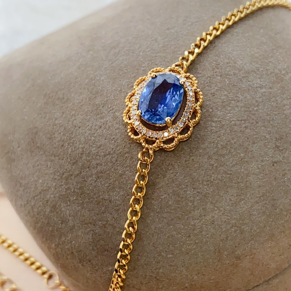 14k Gold 1.20 Ct Natural Sapphire & Diamond Bracelet: Ref:231116401 // gold content:14k gold // main gemstone:sapphire // shape:oval // carat weight:1. 20ct // color:blue // treatment:natural // // adjacent gemstone 2 : diamond // number of stones:33