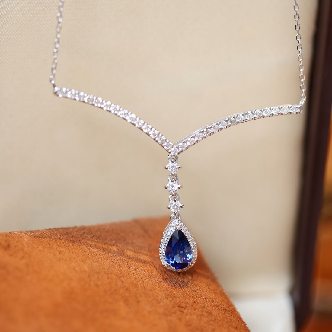 14k Gold 1.84 Ctw Natural Sapphire & Diamond Necklace: Ref:231116428 // gold content:14k gold // main gemstone:sapphire // shape:pear // carat weight:1. 04ct // color:blue // treatment:natural // // adjacent gemstone 2 : diamond // shape:round // carat