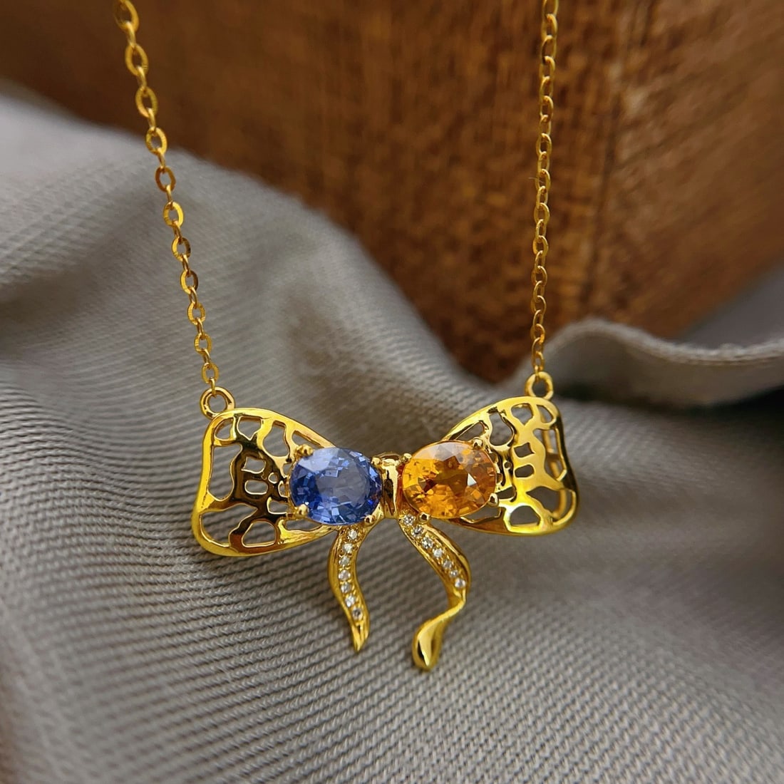 14k Gold 1.65 Ct Natural Sapphire & Diamond Necklace: Ref:231116442 // gold content:14k gold // main gemstone:sapphire // shape:oval // carat weight:1. 65ct // color:color // treatment:natural // // adjacent gemstone 2 : diamond // number of stones:16