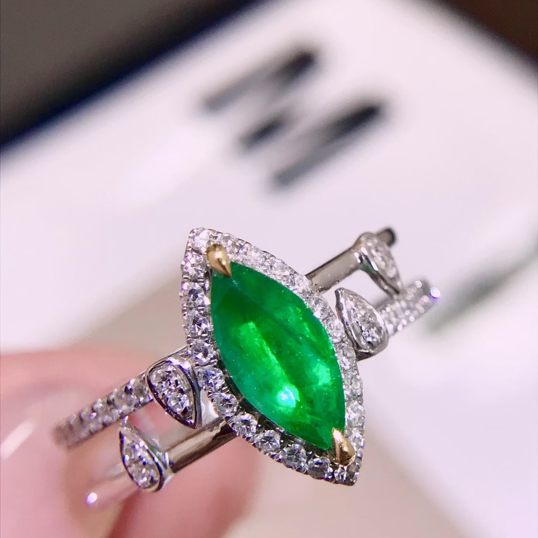 14k Gold 0.92 Ctw Vivid Green Natural Emerald & Diamond Ring - 2