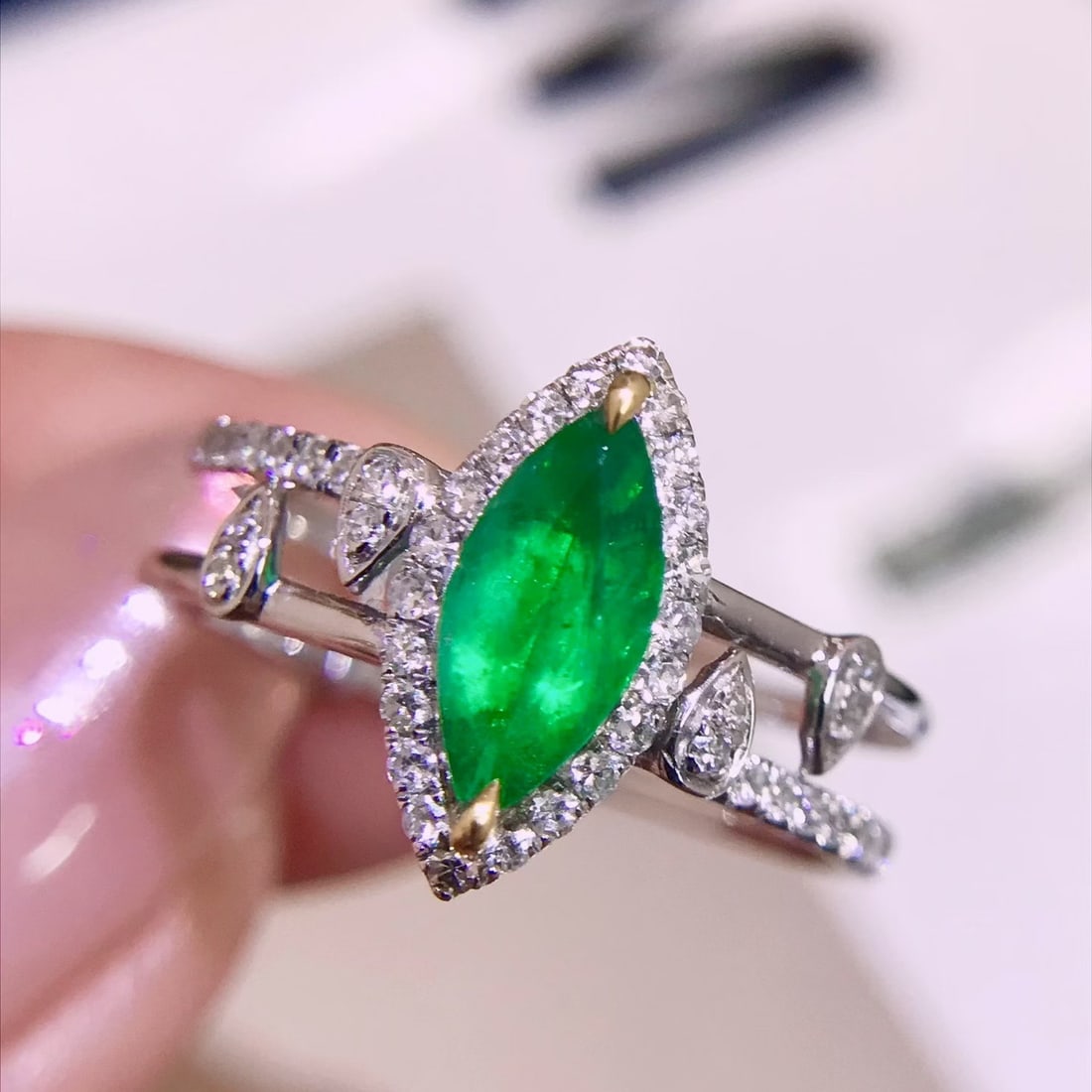 14k Gold 0.92 Ctw Vivid Green Natural Emerald & Diamond Ring - 3