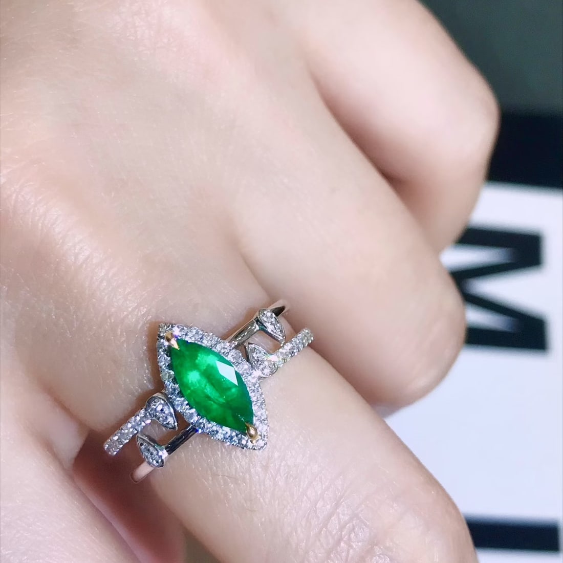 14k Gold 0.92 Ctw Vivid Green Natural Emerald & Diamond Ring - 4