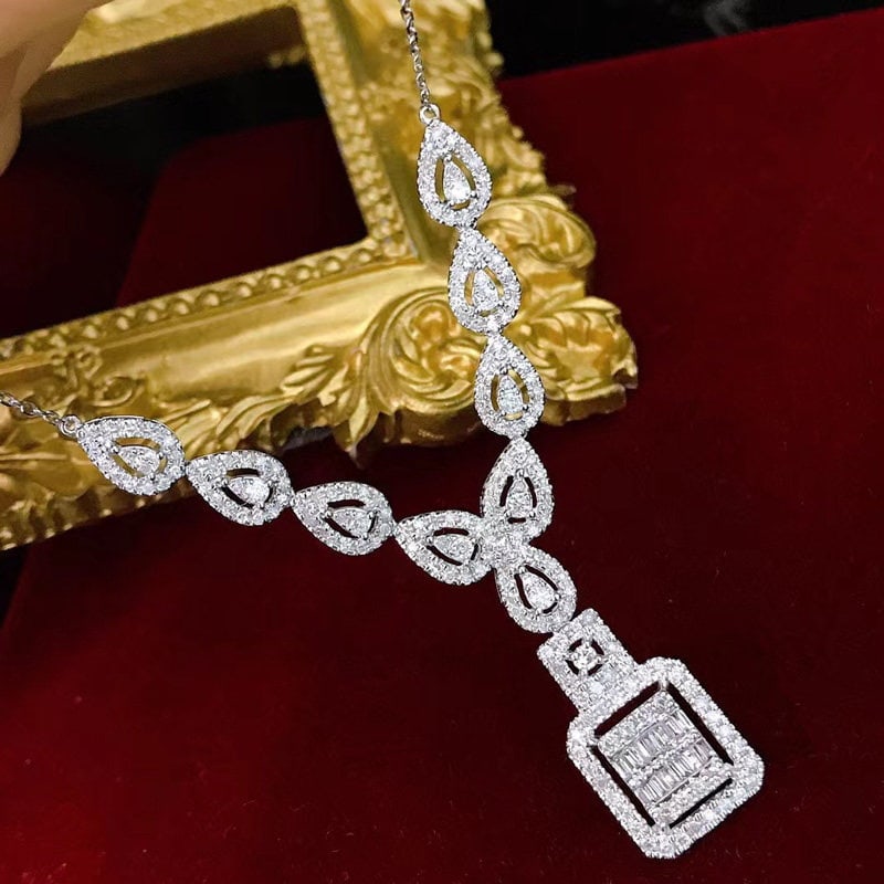 14k Gold 1.15 Ct Natural H Diamond Necklace: Ref:231107008 // gold content:14k gold // main gemstone:diamond // shape:multiple // carat weight:1. 15ct // clarity grade:vs-si // color:h // treatment:natural // High Estimate: 4300Condition: