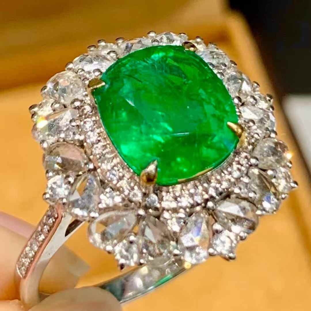 14k Gold 2.2 Ct Vivid Green Natural Emerald & Diamond Ring - 3