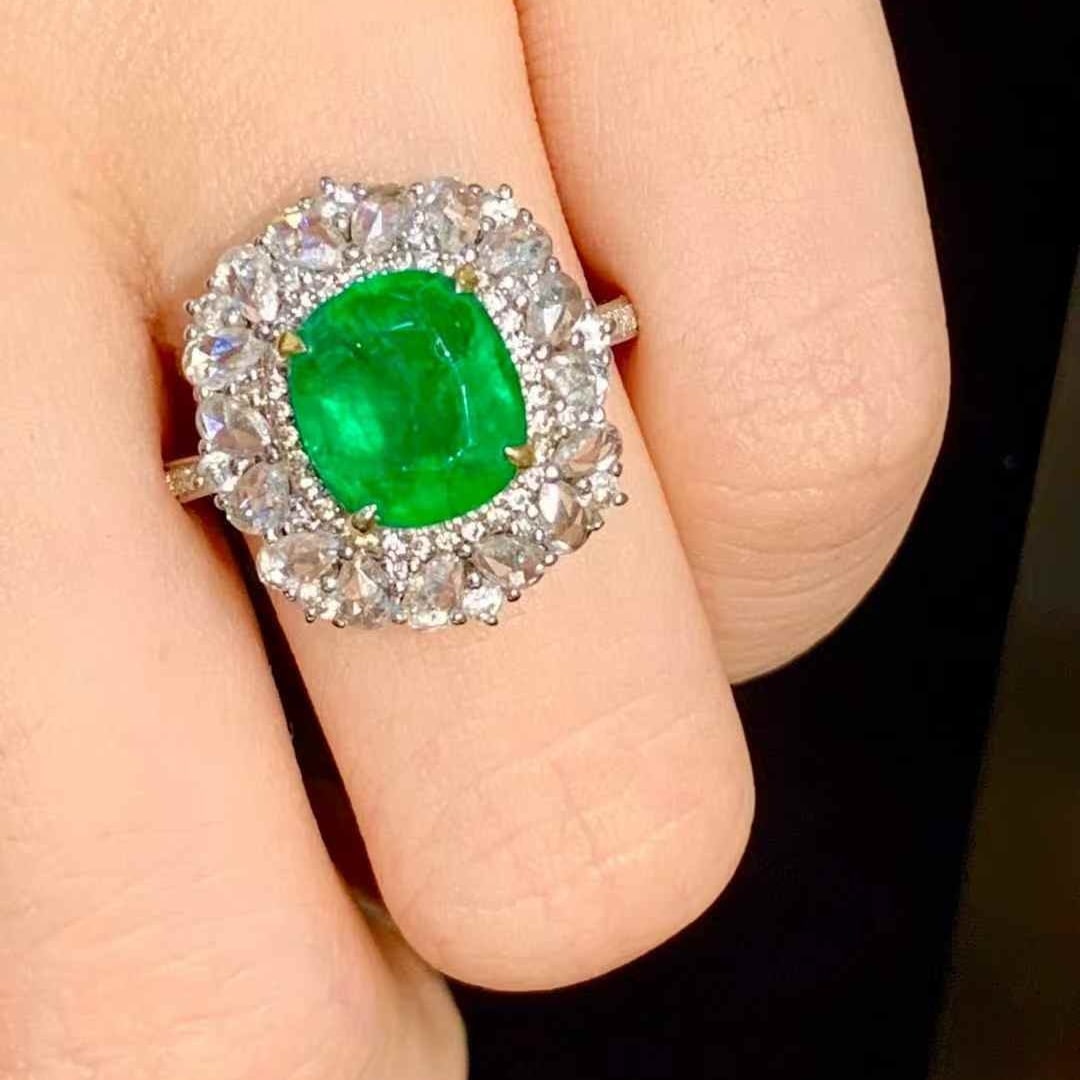 14k Gold 2.2 Ct Vivid Green Natural Emerald & Diamond Ring - 4