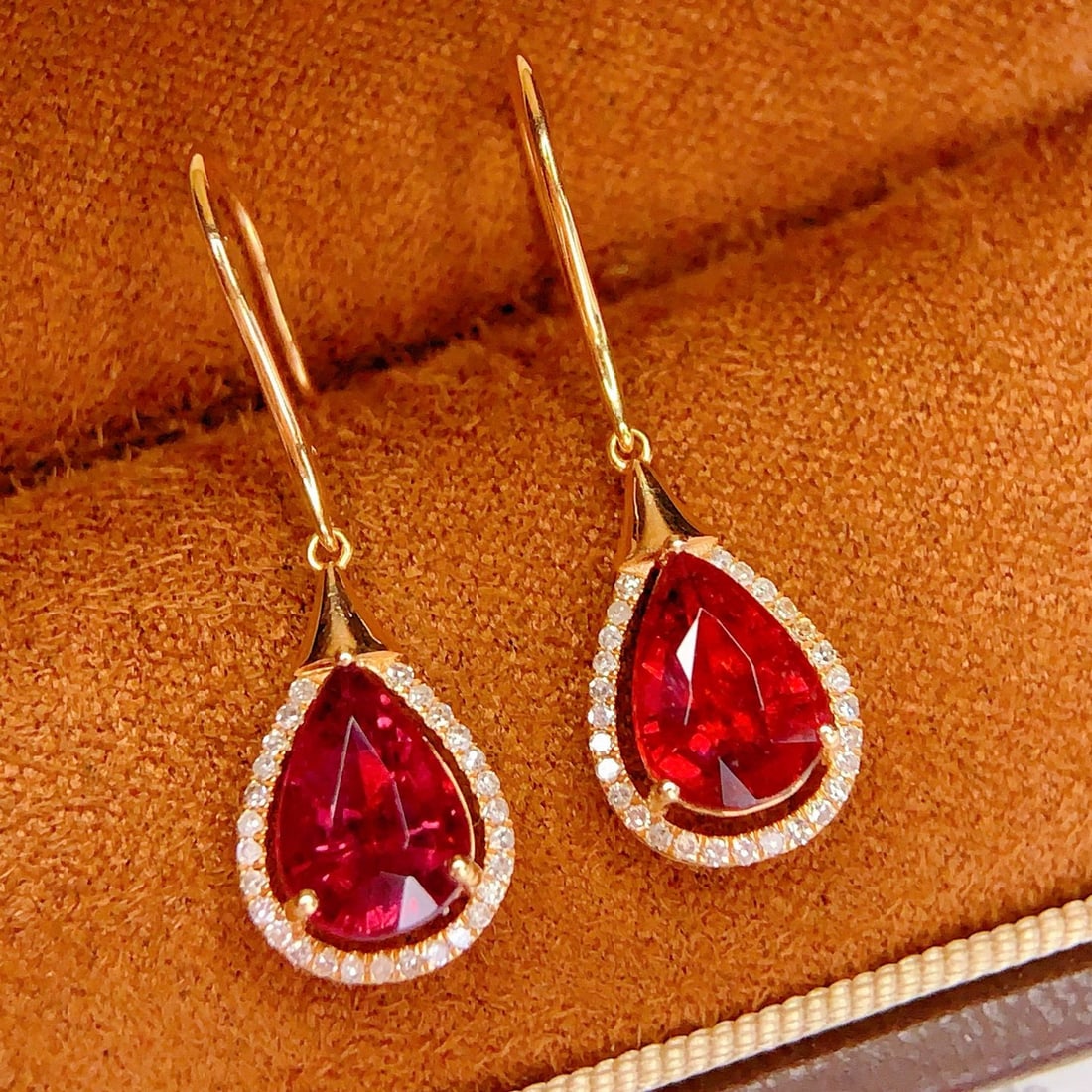 14k Gold 4 Ct Natural Tourmaline & Diamond Earrings: Ref:231107135 // gold content:14k gold // main gemstone:tourmaline // shape:pear // carat weight:4ct // color:red // treatment:natural // // adjacent gemstone 2 : diamond // number of stones:56 // sha