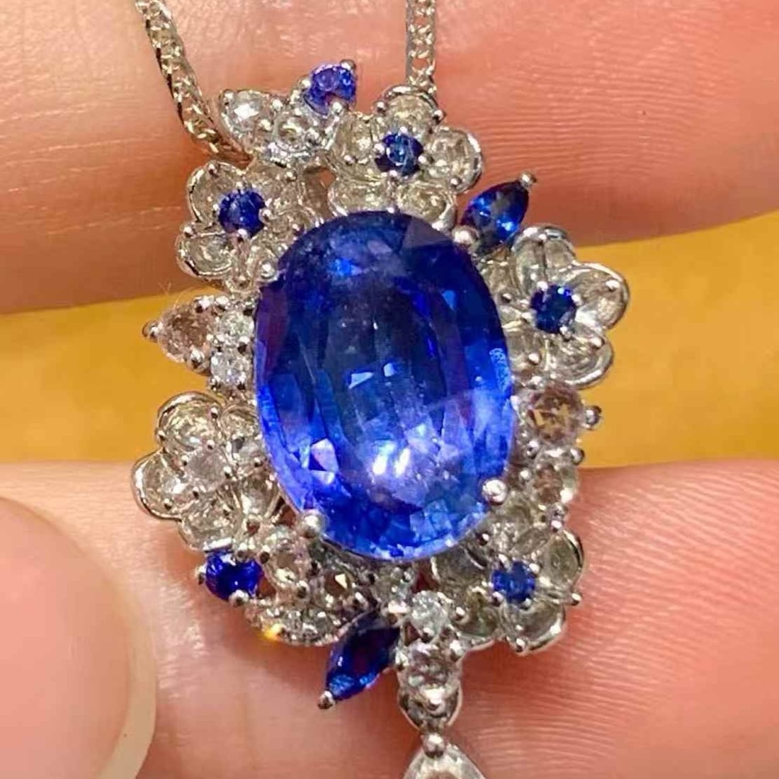14k Gold 3.5 Ct Natural Sapphire & Diamond Pendant( Without Chain ): Ref:231107144 // gold content:14k gold // main gemstone:sapphire // shape:oval // carat weight:3. 5ct // color:blue // treatment:natural // // adjacent gemstone 2 : diamond // shape:round // clarity g