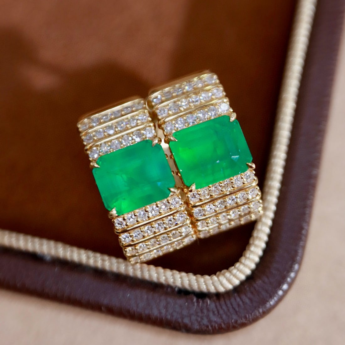 14k Gold 2.93 Ctw Natural Emerald & Diamond Earrings: Ref:231107153 // gold content:14k gold // main gemstone:emerald // shape:octagonal // carat weight:2. 43ct // color:green // treatment:natural // // adjacent gemstone 2 : diamond // shape:round //