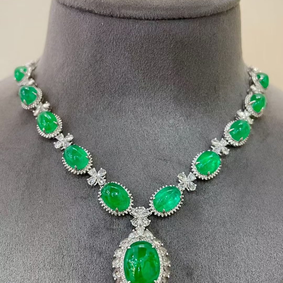 14k Gold 21.3 Ctw Natural Emerald & Diamond Necklace: Ref:231107186 // gold content:14k gold // main gemstone:emerald // shape:oval // carat weight:20. 3ct // color:green // treatment:natural // // adjacent gemstone 2 : diamond // shape:round // carat