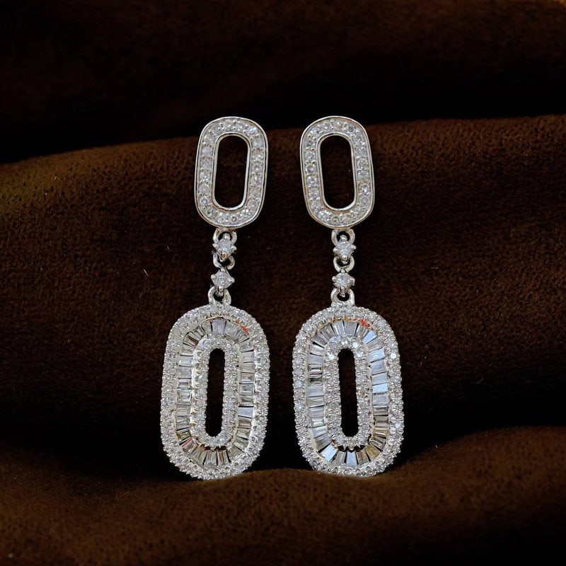 14k Gold 1 Ct Natural H Diamond Earrings: Ref:231107201 // gold content:14k gold // main gemstone:diamond // shape:multiple // carat weight:1ct // clarity grade:vs-si // color:h // treatment:natural // Low Estimate: 2600High Estimate: