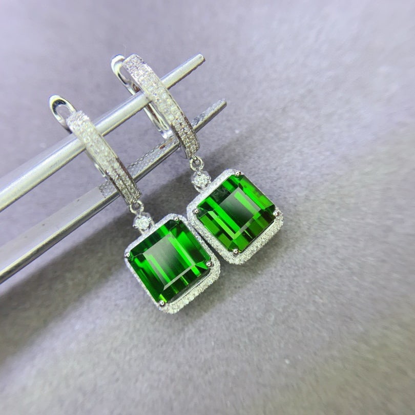 14k Gold 8.62 Ct Natural Tourmaline & Diamond Earrings: Ref:231107221 // gold content:14k gold // main gemstone:tourmaline // shape:octagonal // carat weight:8. 62ct // color:green // treatment:natural // // adjacent gemstone 2 : diamond // shape:round //