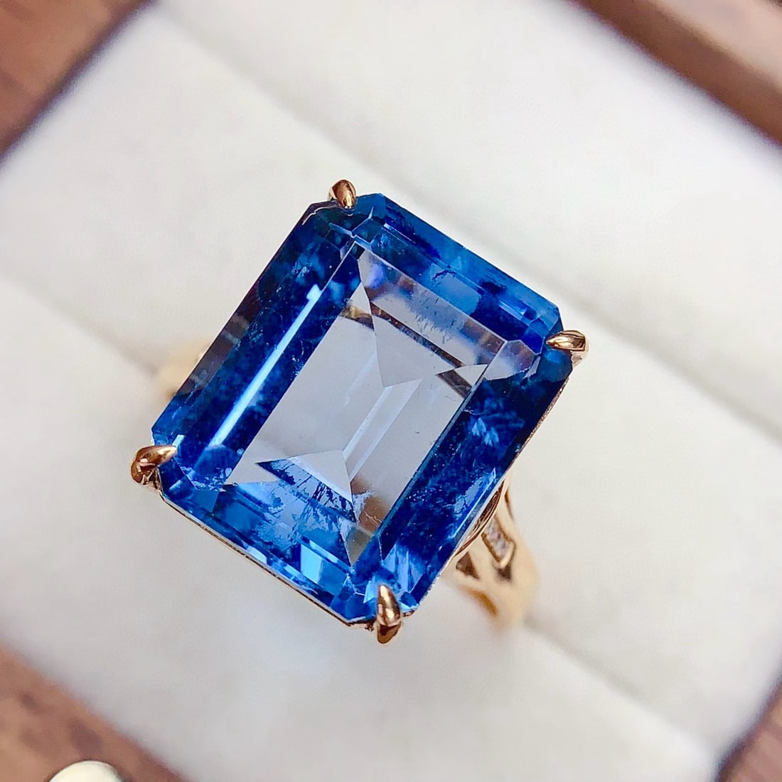 14k Gold 10.9 Ct Natural Topaz & Diamond Ring - 4