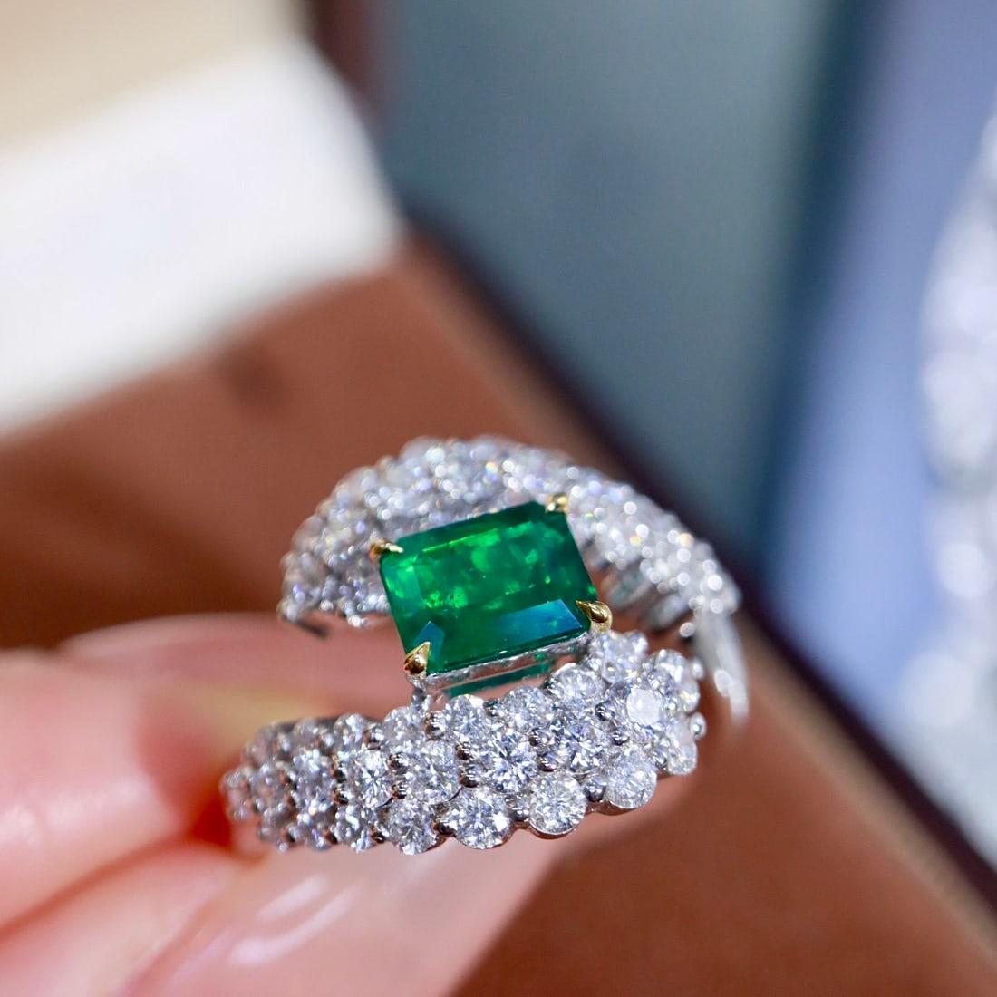 14k Gold 2.38 Ctw Vivid Green Natural Emerald & Diamond Ring - 8