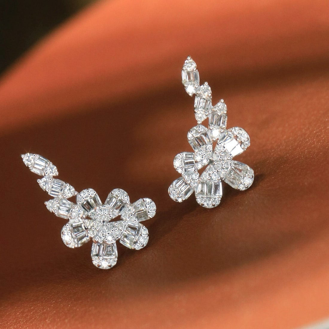 14k Gold 1.1 Ct Natural H Diamond Earrings: Ref:231108039 // gold content:14k gold // main gemstone:diamond // shape:multiple // carat weight:1. 1ct // clarity grade:vs-si // color:h // treatment:natural // High Estimate: 6300 Condition: New L