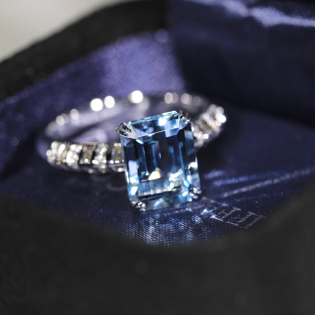 14k Gold 2.5 Ct Natural Aquamarine & Diamond Ring - 5