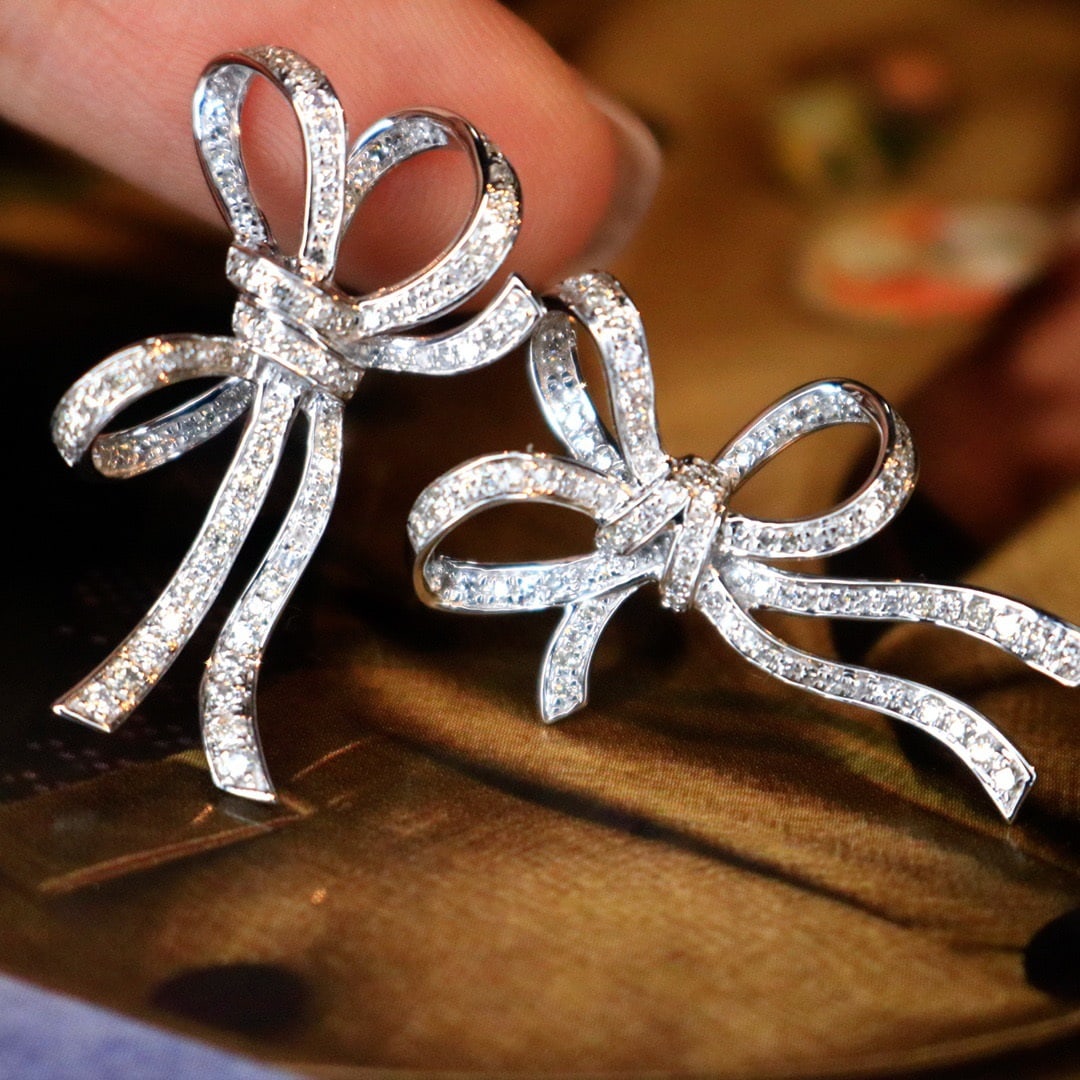 14k Gold 0.66 Ct Natural H Diamond Earrings: Ref:231108072 // gold content:14k gold // main gemstone:diamond // shape:round // carat weight:0. 66ct // clarity grade:vs-si // color:h // treatment:natural // cut grade:g // Low Estimate: