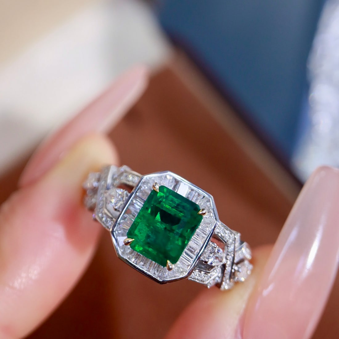 14k Gold 2.17 Ctw Vivid Green Natural Emerald & Diamond Ring - 5