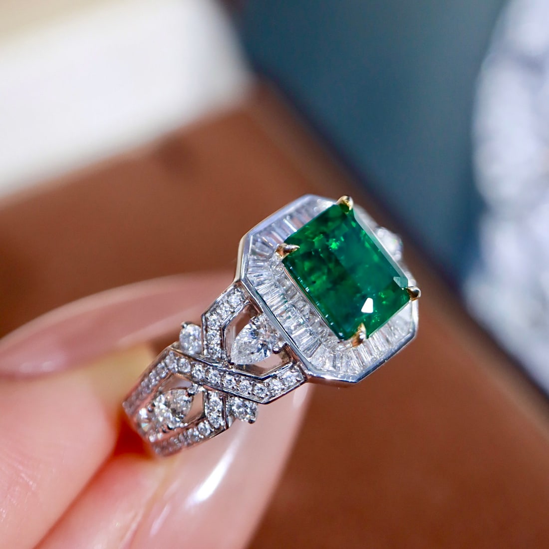 14k Gold 2.17 Ctw Vivid Green Natural Emerald & Diamond Ring - 7