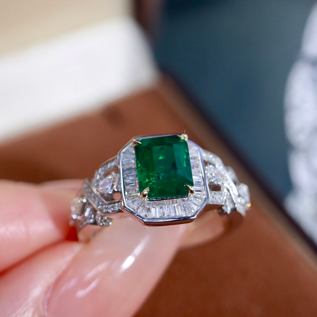 14k Gold 2.17 Ctw Vivid Green Natural Emerald & Diamond Ring - 8