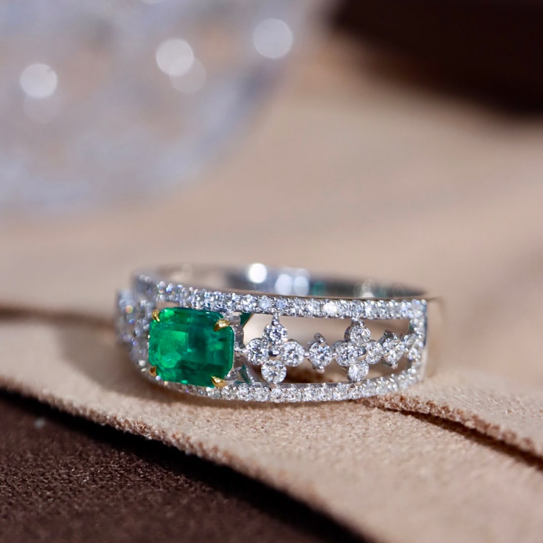 14k Gold 0.90 Ctw Vivid Green Natural Emerald & Diamond Ring - 2