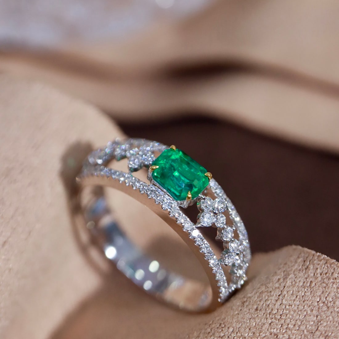 14k Gold 0.90 Ctw Vivid Green Natural Emerald & Diamond Ring - 6