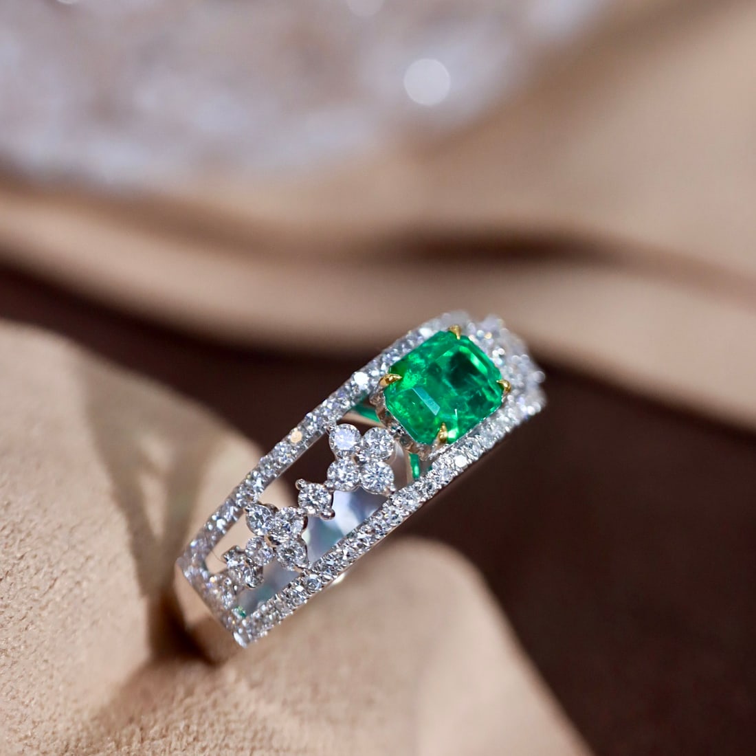 14k Gold 0.90 Ctw Vivid Green Natural Emerald & Diamond Ring - 7