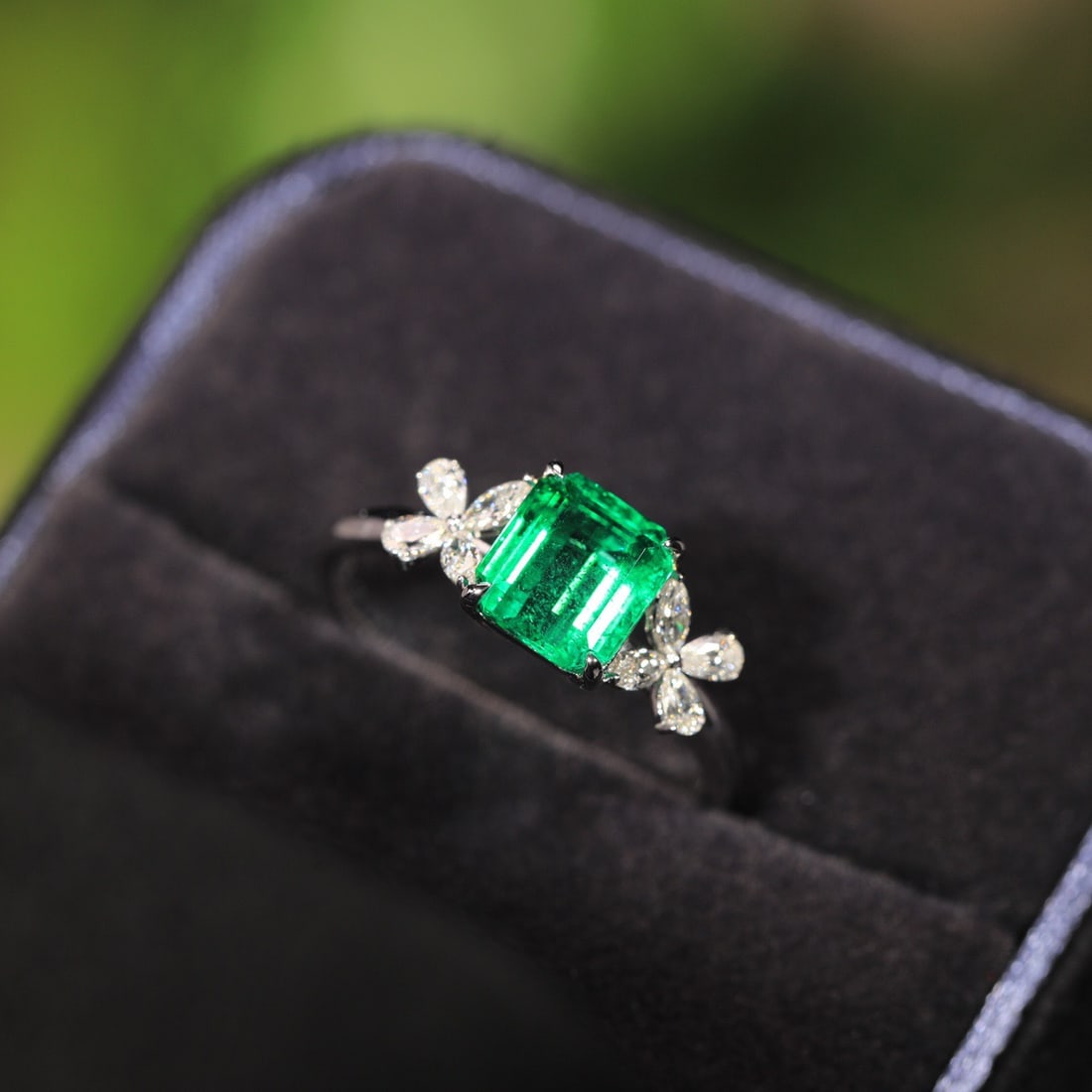 14k Gold 1.36 Ct Vivid Green Natural Emerald & Diamond Ring: Ref:231108084 // gold content:14k gold // ring size:7. 25us // // main gemstone:emerald // shape:octagonal // carat weight:1. 36ct // color:vivid green // treatment:natural // // adjacent gemstone 2 :