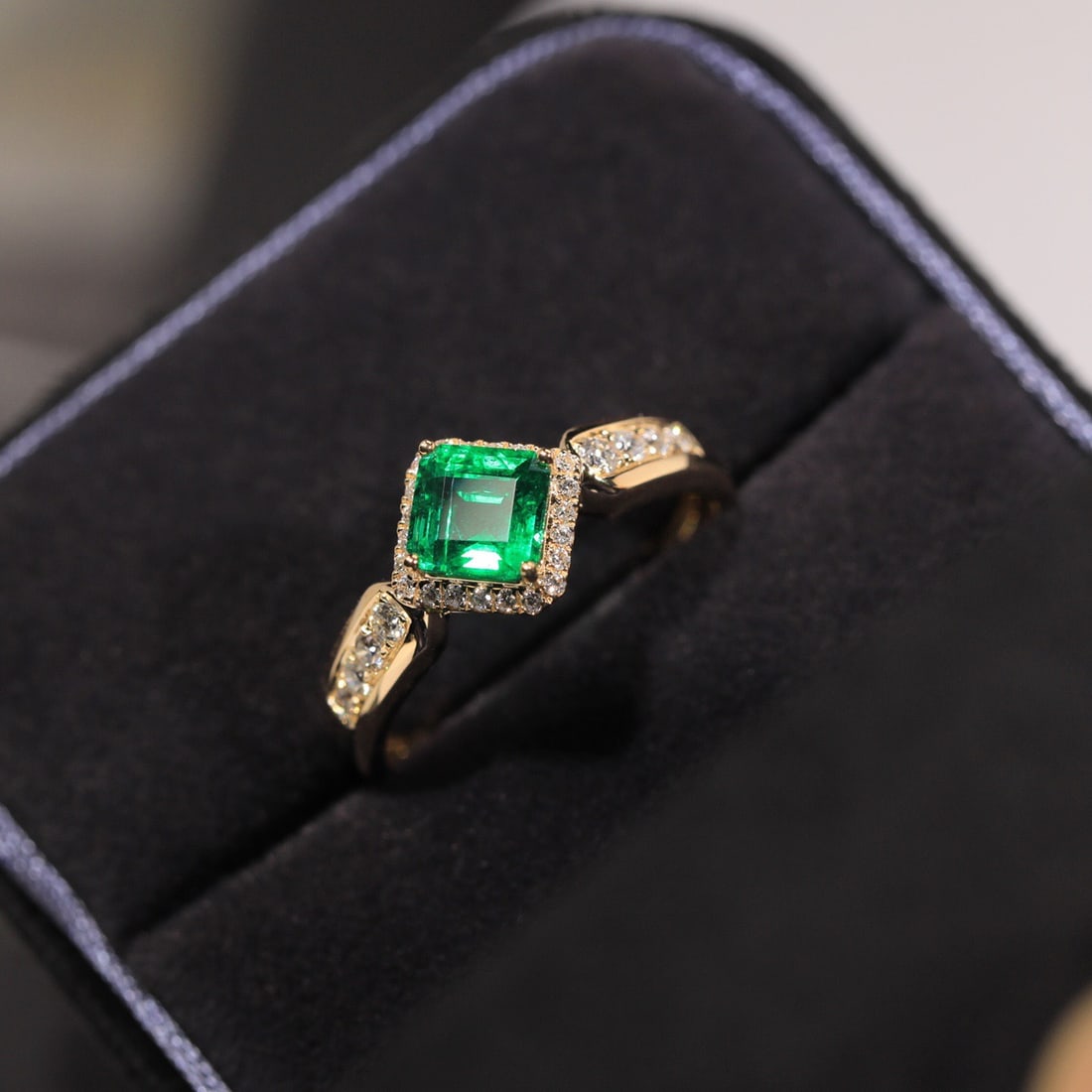 14k Gold 0.61 Ct Vivid Green Natural Emerald & Diamond Ring - 7