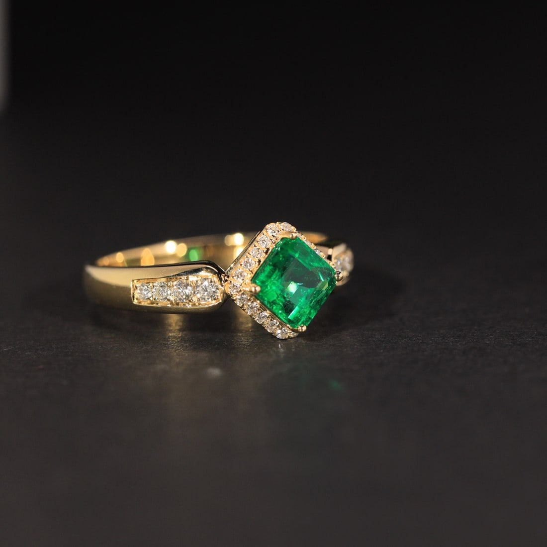 14k Gold 0.61 Ct Vivid Green Natural Emerald & Diamond Ring - 8