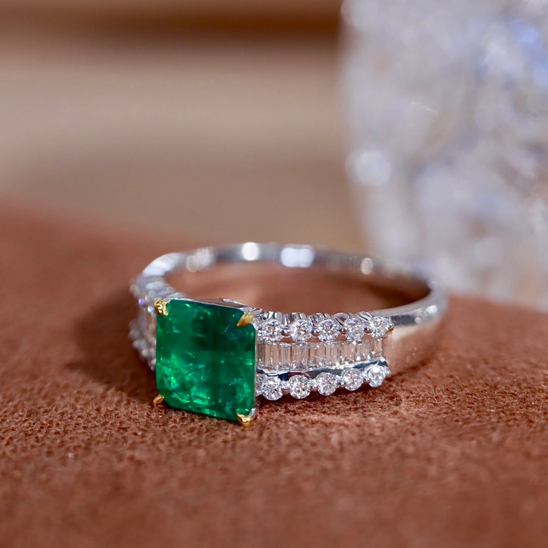 14k Gold 1.31 Ctw Vivid Green Natural Emerald & Diamond Ring - 3