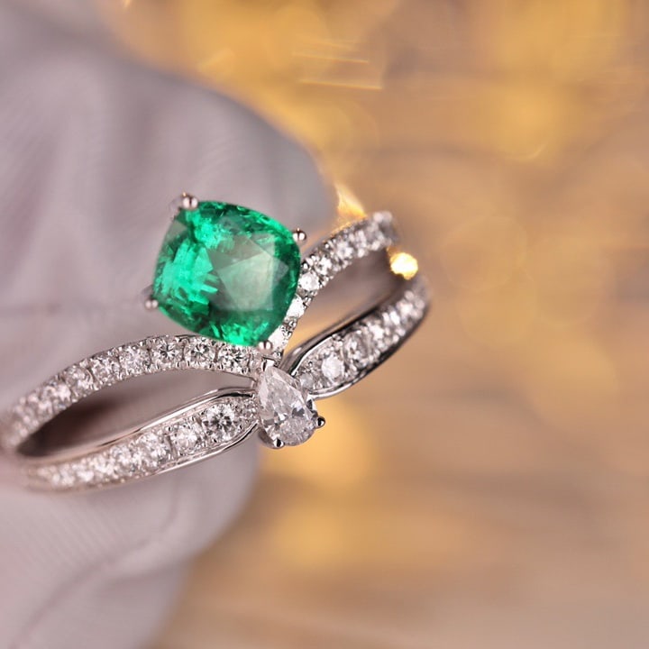 14k Gold 0.95 Ct Vivid Green Natural Emerald & Diamond Ring - 4