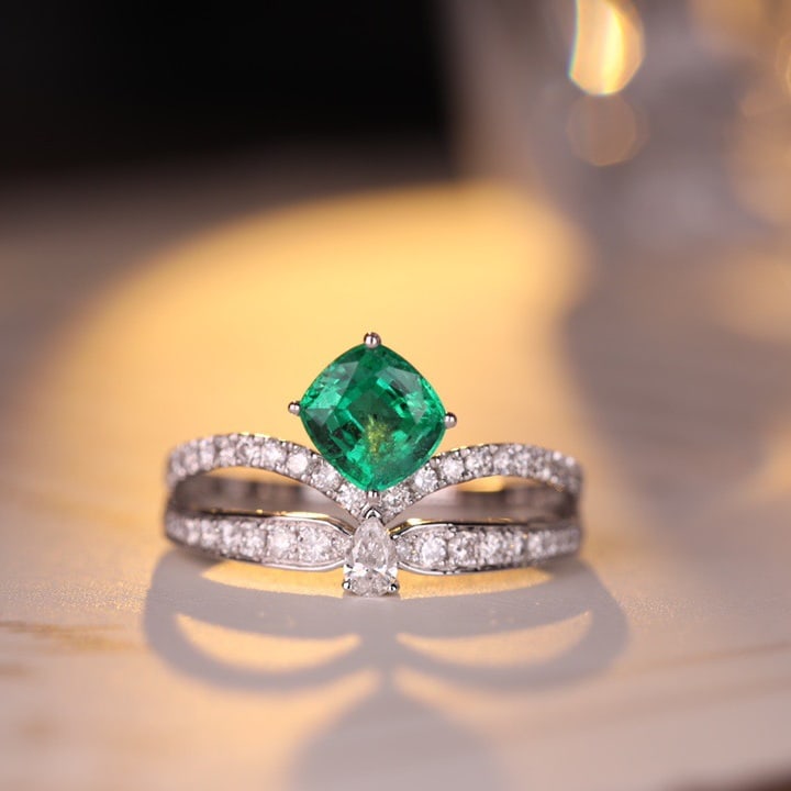 14k Gold 0.95 Ct Vivid Green Natural Emerald & Diamond Ring - 5