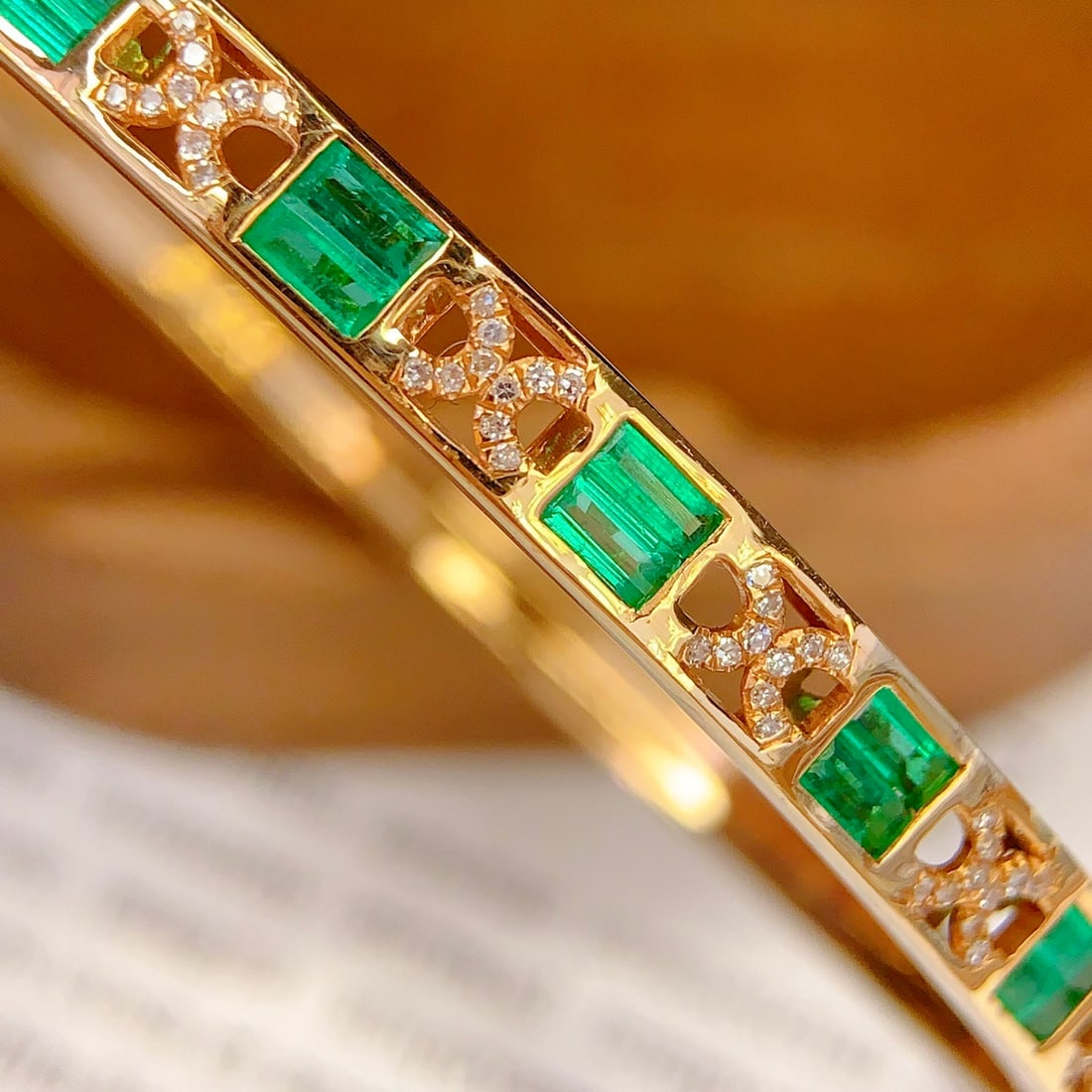 14k Gold 2 Ct Natural Emerald & Diamond Bangle: Ref:231108108 // gold content:14k gold // main gemstone:emerald // shape:rectangle // carat weight:2ct // color:green // treatment:natural // // adjacent gemstone 2 : diamond // number of stones:90