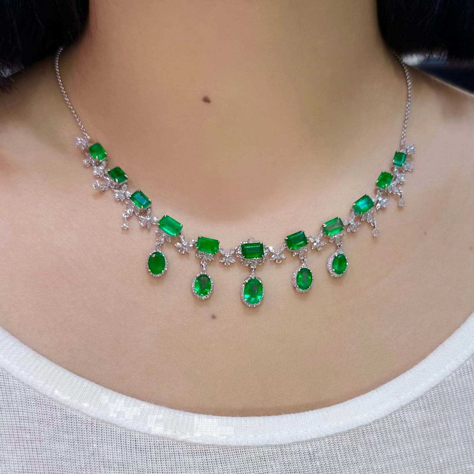 14k Gold 13.25 Ct Vivid Green Natural Emerald & Diamond & Sapphire Necklace - 2
