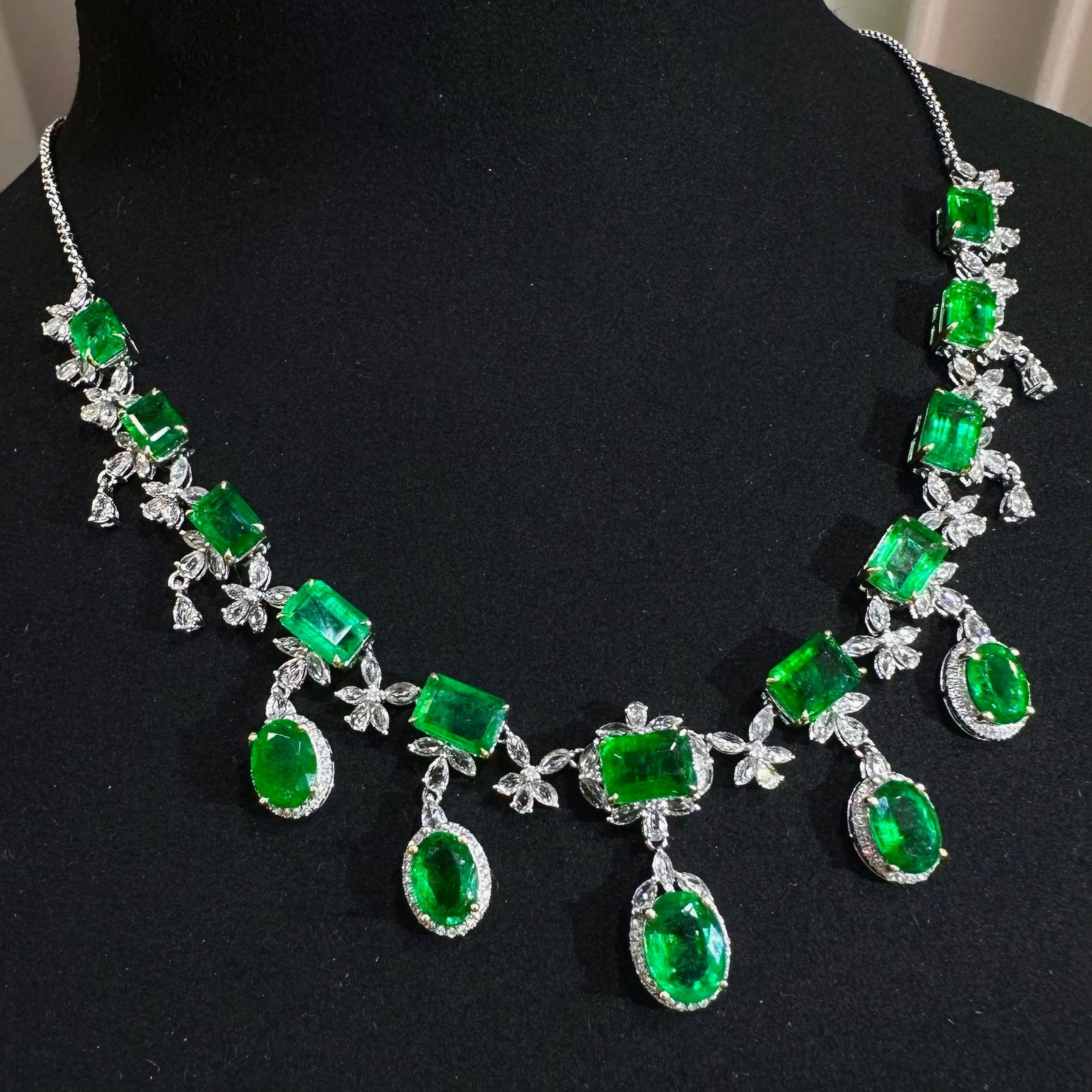 14k Gold 13.25 Ct Vivid Green Natural Emerald & Diamond & Sapphire Necklace - 4