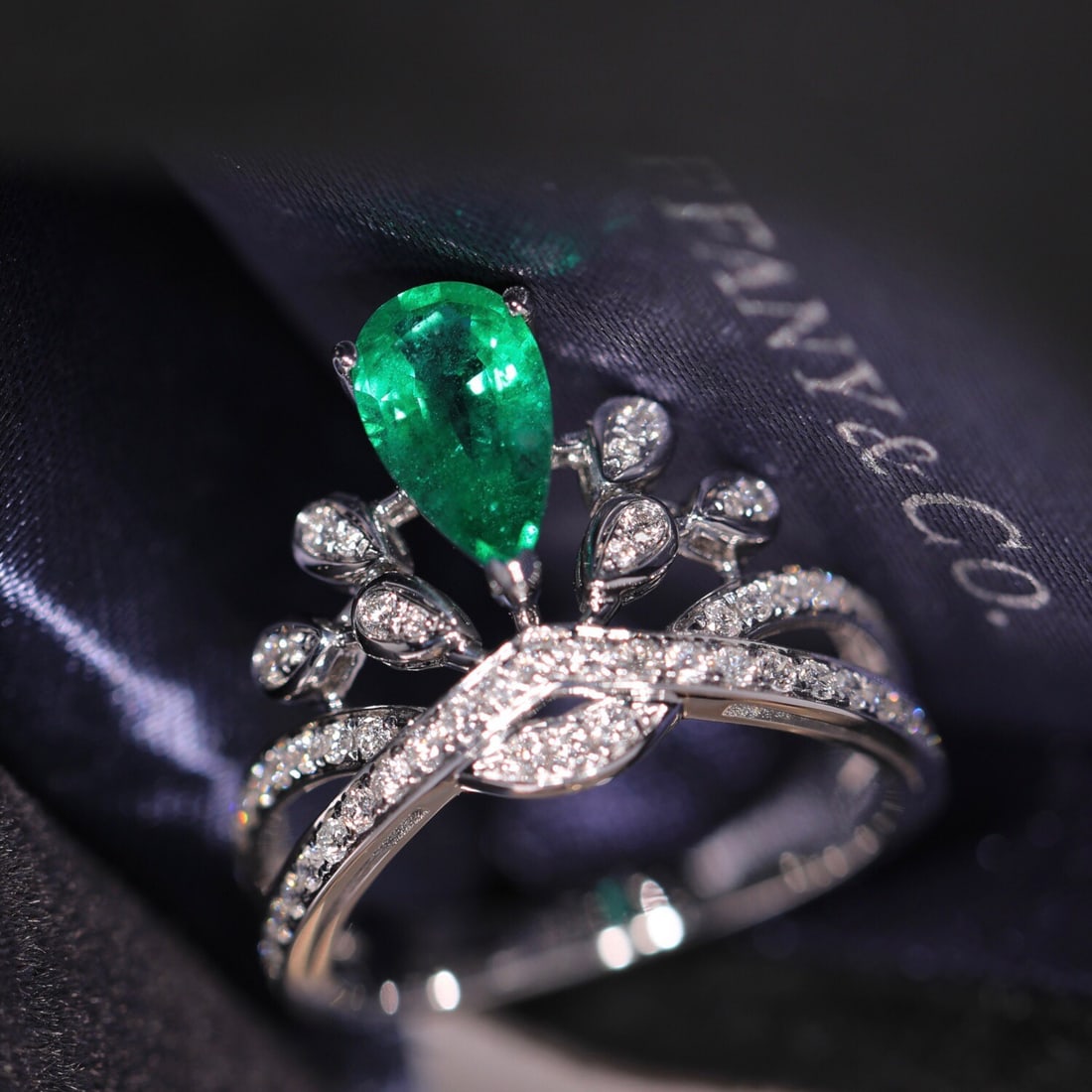 14k Gold 0.93 Ct Vivid Green Natural Emerald & Diamond Ring: Ref:231108124 // gold content:14k gold // ring size:7. 25us // // main gemstone:emerald // shape:pear // carat weight:0. 93ct // color:vivid green // treatment:natural // // adjacent gemstone 2 :