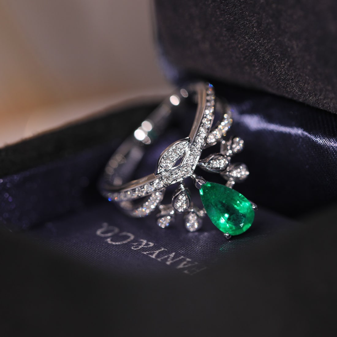 14k Gold 0.93 Ct Vivid Green Natural Emerald & Diamond Ring - 3