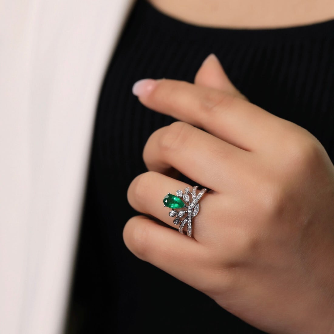 14k Gold 0.93 Ct Vivid Green Natural Emerald & Diamond Ring - 4