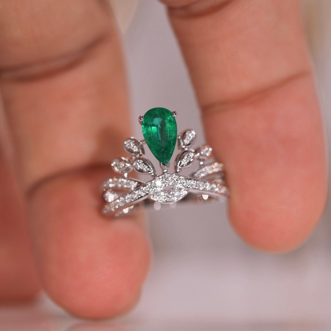 14k Gold 0.93 Ct Vivid Green Natural Emerald & Diamond Ring - 7