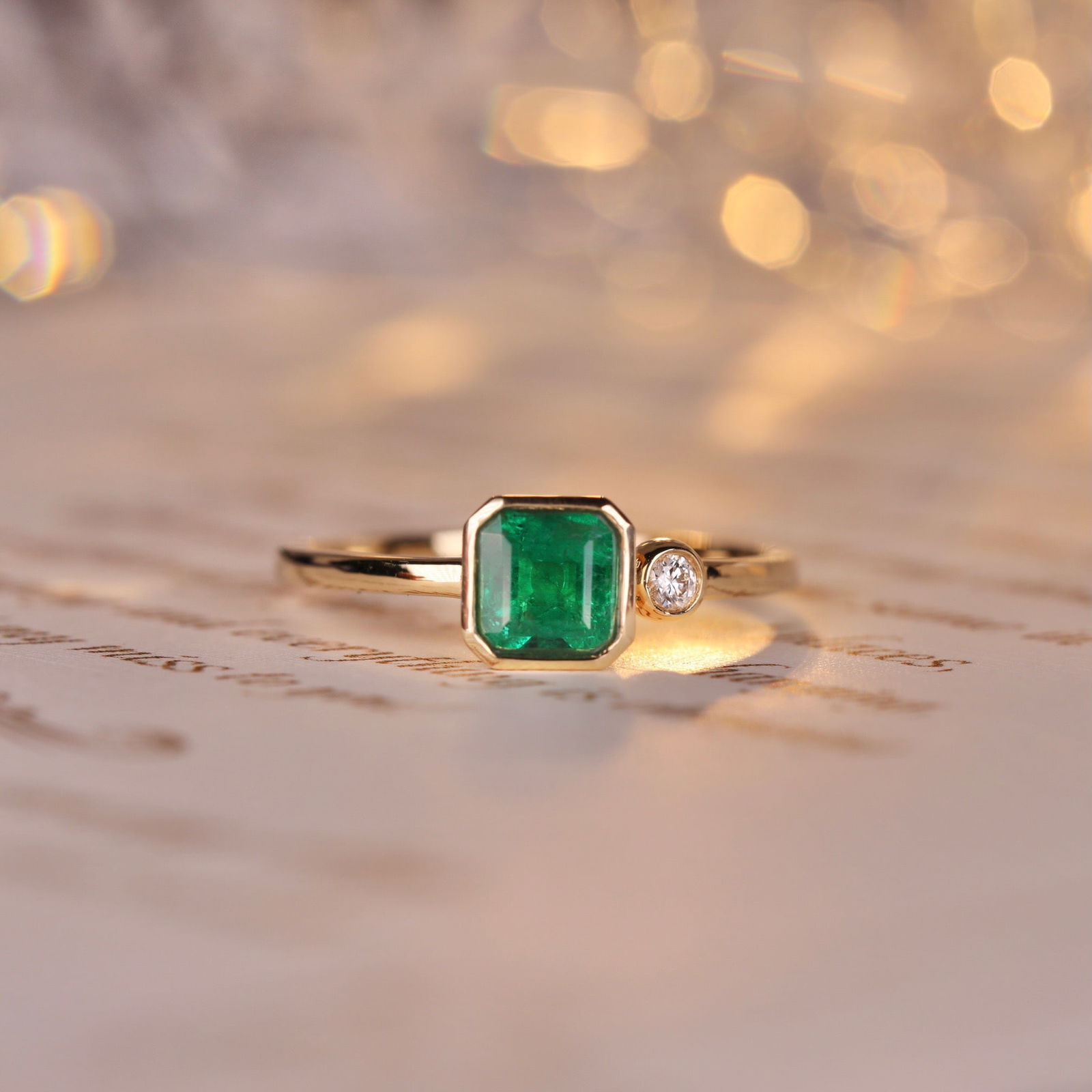 14k Gold 0.6 Ct Vivid Green Natural Emerald & Diamond Ring - 3